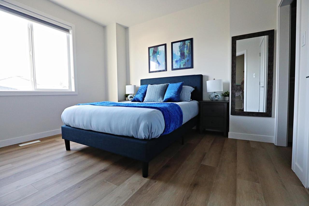 Downtown 3 Queen Beds,Double Garage,Disney+ Villa Edmonton Esterno foto